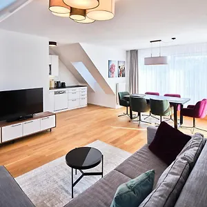 Myfavorit - Spacious Next To Puplic Transport U1 Direct Connection To Citycenter Appartement